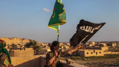 YPJ fighter replaces the ISIS flag