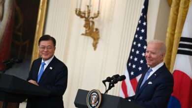 two presidents in a meeting