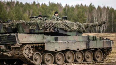 Polish and Ukrainian soldiers on a Leopard 2 tank.