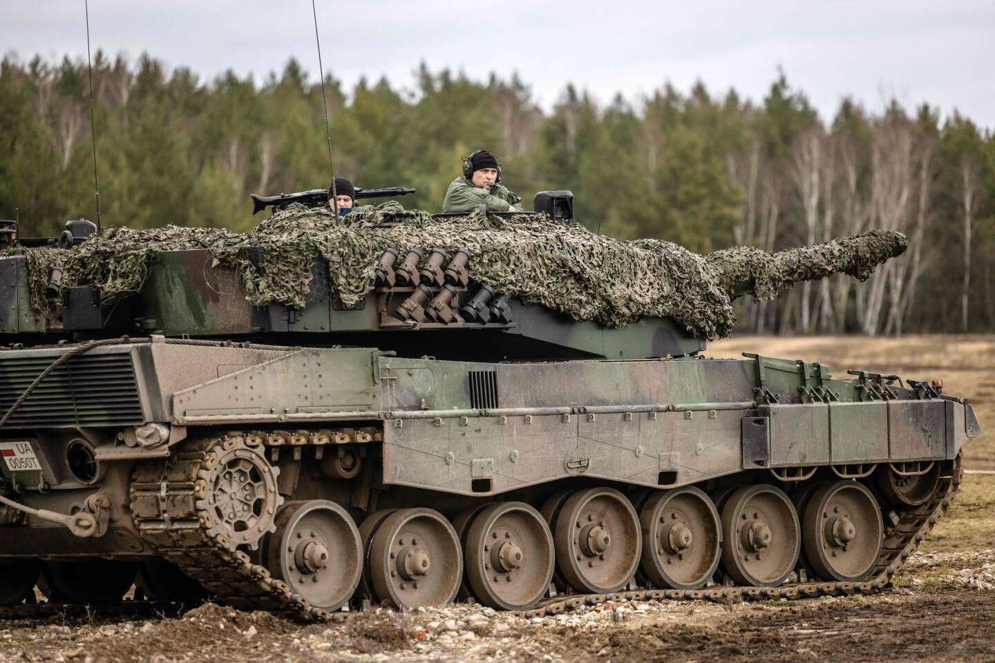 Polish and Ukrainian soldiers on a Leopard 2 tank.