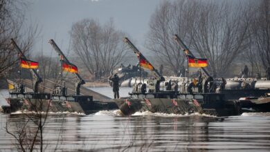 Soldaten vom Deutsch/Britischen Pionierbrückenbataillon 130 setzen mit der Schwimmschnellbrücke Amphibie M3 im Fährbetrieb die Fahrzeuge des multinationalen Gefechtsverbandes über die Weichsel bei der Übung Dragon in Korzeniewo/Polen im Rahmen der Übungsserie Quadriga 2024, am 03.03.2024.