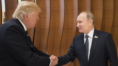 HANDOUT - US-American President Donald Trump (l) and Russian President Vladimir Putin shake hands at the G20 Summit in Hamburg, Germany, 7 July 2017. Photo: Steffen Kugler/Bundespresseamt/dpa (Photo by STEFFEN KUGLER / DPA / dpa Picture-Alliance via AFP)