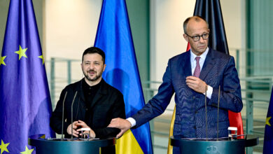 28 May 2025, Berlin: Volodymyr Selenskyj (r), President of Ukraine, and Federal Chancellor Friedrich Merz (CDU) speak at a press conference after their talks in the Federal Chancellery. Ukrainian President Zelensky is on a one-day visit to the German capital. Photo: Fabian Sommer/dpa (Photo by Fabian Sommer / DPA / dpa Picture-Alliance via AFP)