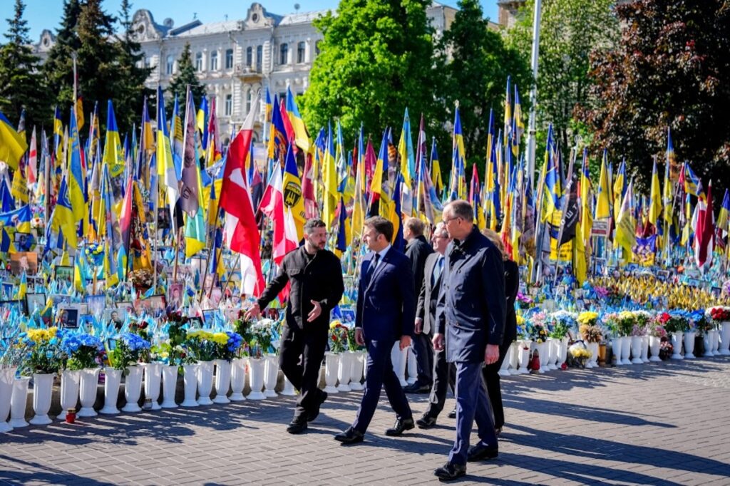 Volodymyr Selenskyj (l-r), President of Ukraine, French President Emmanuel Macron, Keir Starmer, Prime Minister of Great Britain, and German Chancellor Friedrich Merz (CDU) commemorate the victims of the war on the Maidan in Kiev.