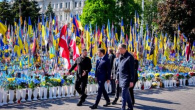 Volodymyr Selenskyj (l-r), President of Ukraine, French President Emmanuel Macron, Keir Starmer, Prime Minister of Great Britain, and German Chancellor Friedrich Merz (CDU) commemorate the victims of the war on the Maidan in Kiev.