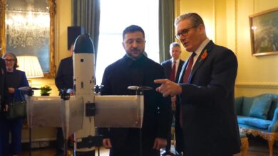 Ukrainian President Volodymyr Zelensky shows UK Prime Minister Keir Starmer the Octopus drone.