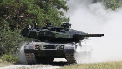 Manufacturer KNDS has ordered more than 300 mtu MB 873 engines from Rolls-Royce to power new Leopard 2 battle tanks. Mehr als 300 mtu-Motoren vom Typ MB 873 als Antrieb für neue Leopard-2-Kampfpanzer hat der Hersteller KNDS bei Rolls-Royce bestellt.