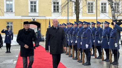 Indonesian Defense Minister Syafrie Syamsuddin and Bosnia and Herzegovina Defence Minister Zukan Helez,
