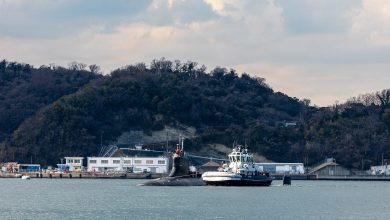 Seawolf-class fast-attack submarine USS Seawolf (SSN 21) pulls into Fleet Activities Yokosuka for a scheduled port visit