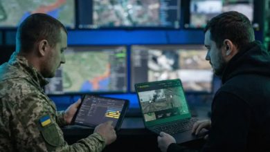 Soldier and trainee in a cyber office. Photo: Ukrainian Ministry of Defence
