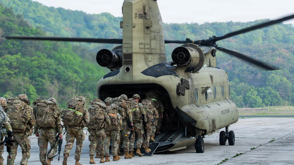 US Army soldiers board a CH-47 Chinook helicopter during air movement training in South Korea. Photo: Cpl. Tae Sung Kim/DVIDS
