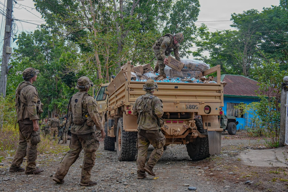 US Army soldiers unload supplies during a logistics resupply mission in the Philippines. Photo: Spc. Christopher Moorehead/DVIDS