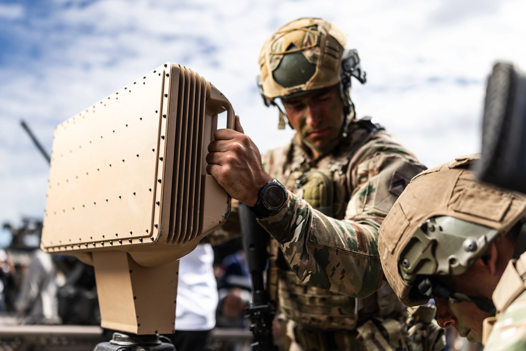 GO12 lightweight man-pack radar.