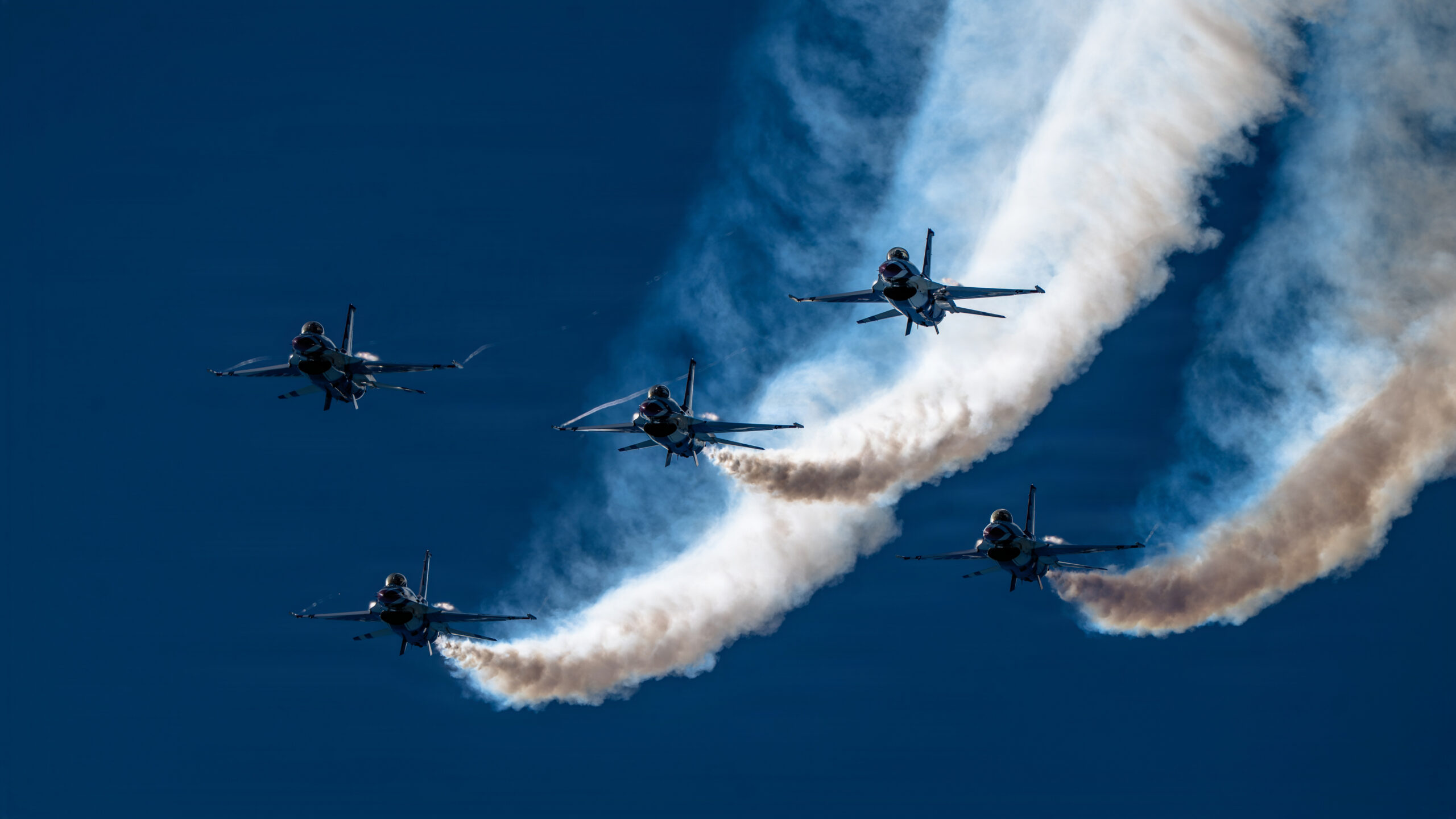 Thunderbirds in F-16 Fighting Falcons