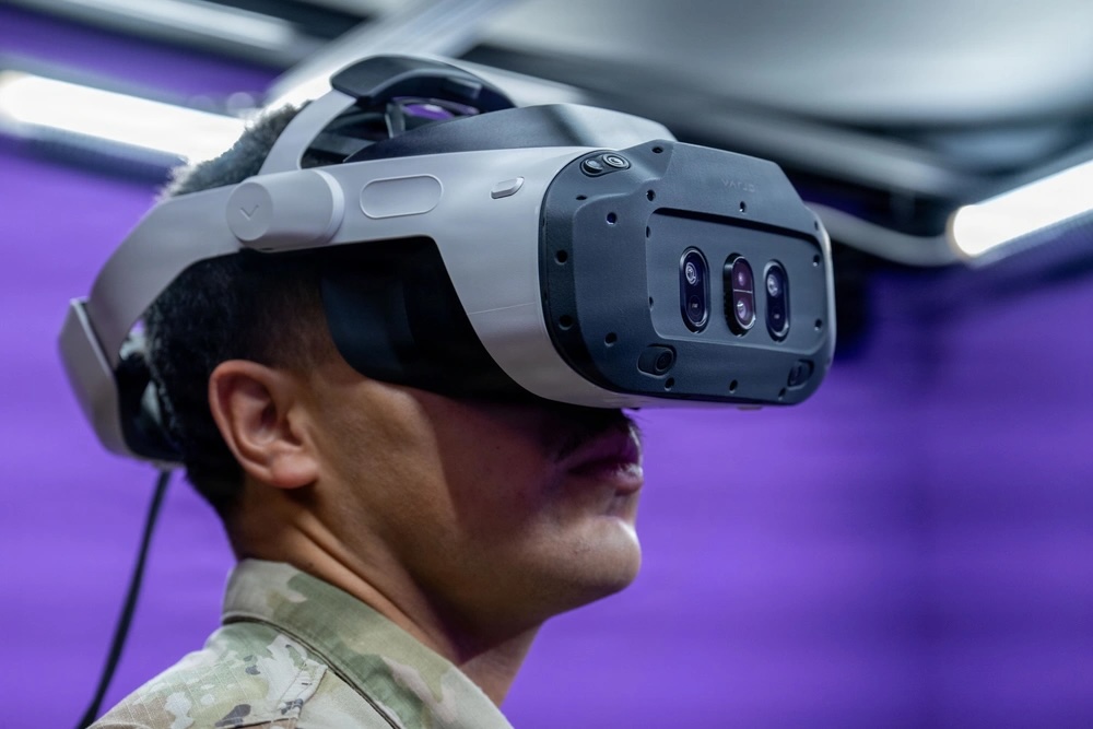 A US Air Force air traffic controller tests a virtual reality training system at Hurlburt Field. Photo: Airman Olivia Perkins/DVIDS